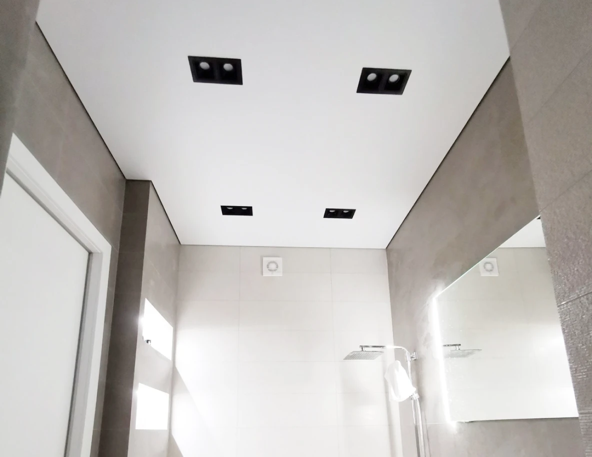 Тканевый натяжной потолок в ванной 0