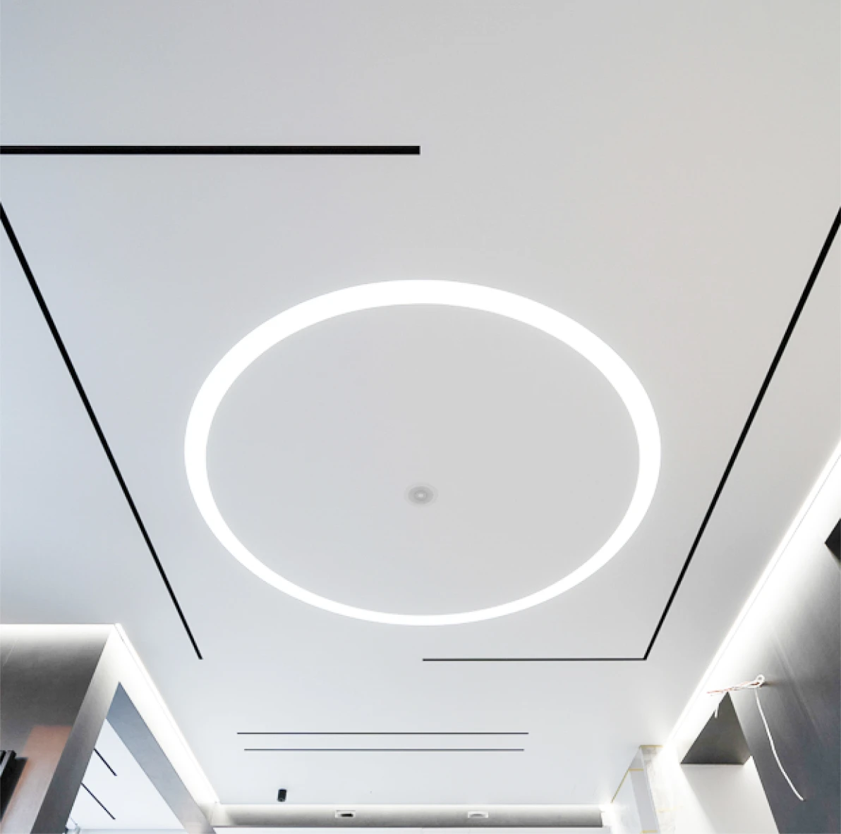 Пример световых линий flexy на натяжном потолке 4104