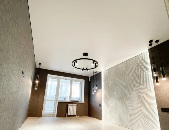 Дизайн потолка в квартире с современной отделкой