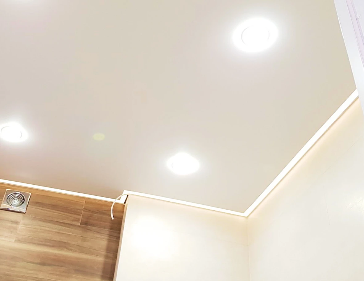 Натяжной потолок в квартире с подсветкой 1