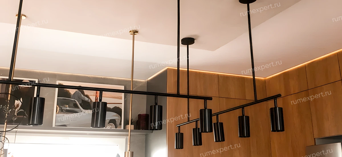 Дизайн натяжного потолка в кухне